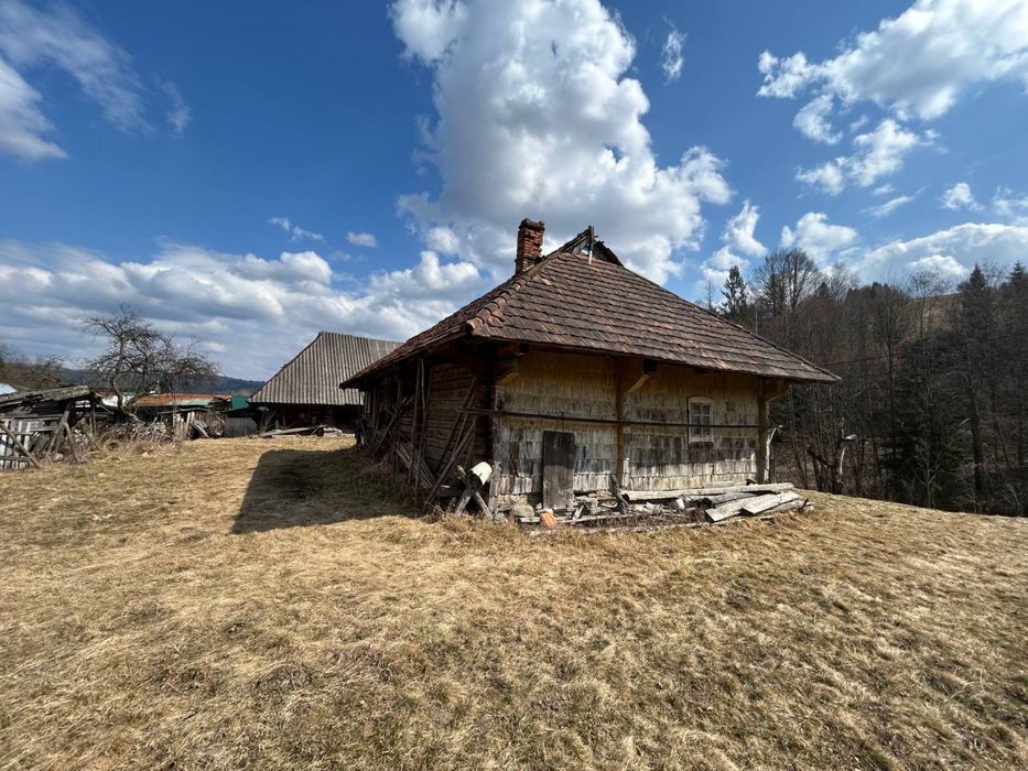 Продається ділянка із старим будинком в селі Ізки, Закарпатська обл