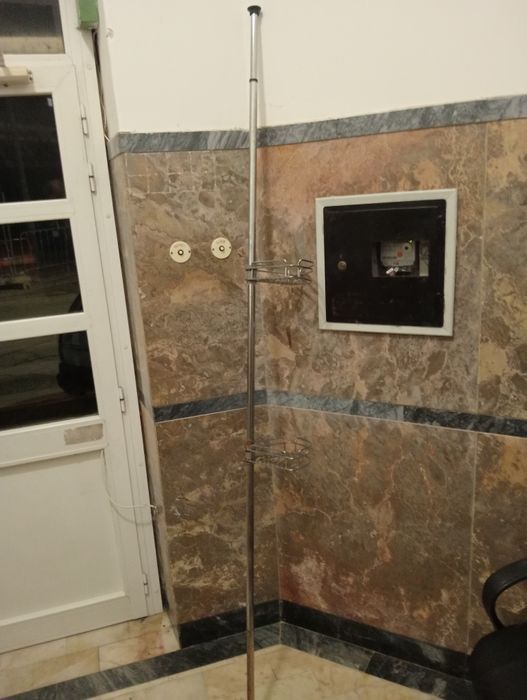 Cabide para casa de banho com duas prateleiras