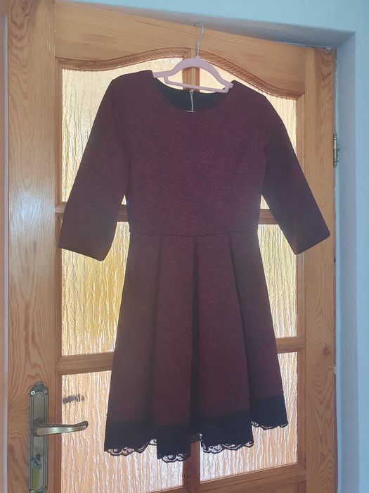 Bordowa sukienka z Koroneczką
