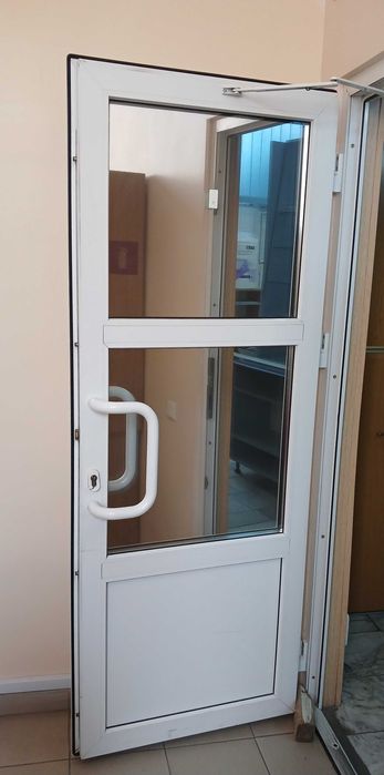 Металопластикові двері з доводчиком