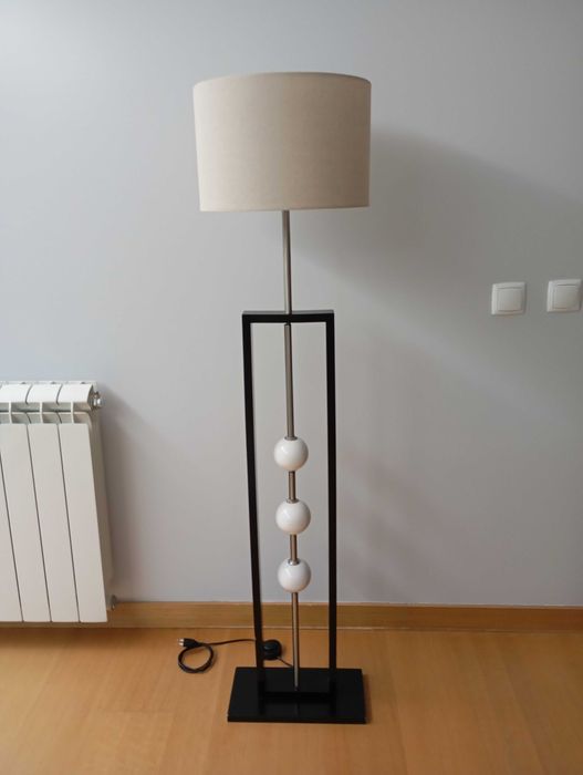 Candeeiro de pé branco e preto