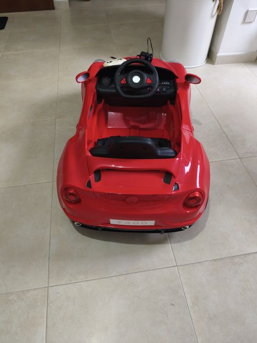 Carro eléctrico vermelho para criança