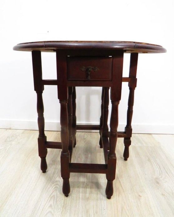 Mesinha baixa com abas.