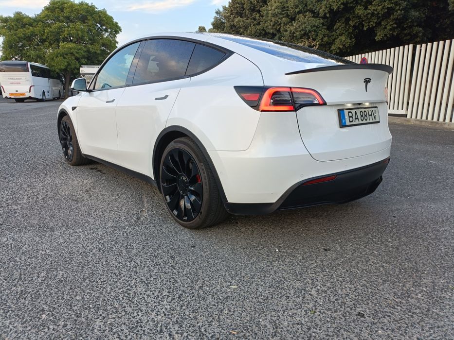 Tesla Model Y — fotografia 2