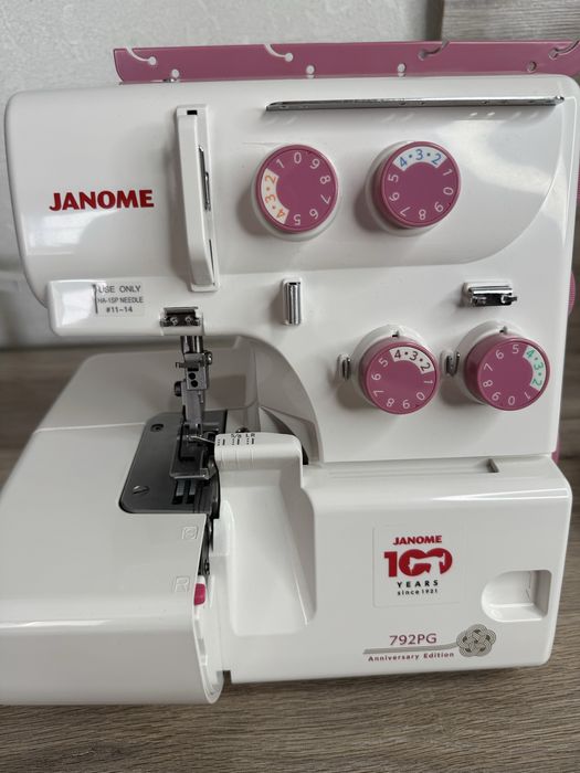 Оверлок Janome 792PG Anniversary Edition (з приставним столиком) — в ідеальному стані