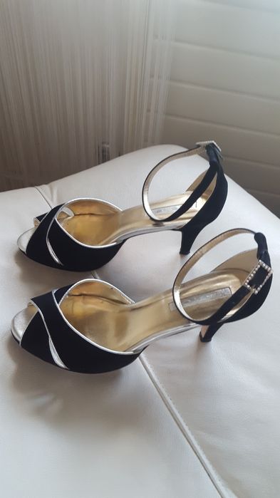 Sandália NOVA camurça preto e prata com fivela brilhantes