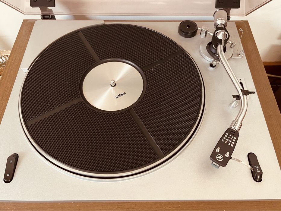 Gira discos Yamaha YP-701