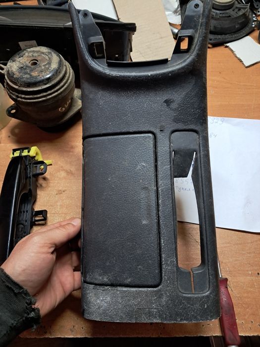 Бардачок тунеля підлокотника тойота авенсіс т25 588050-05010