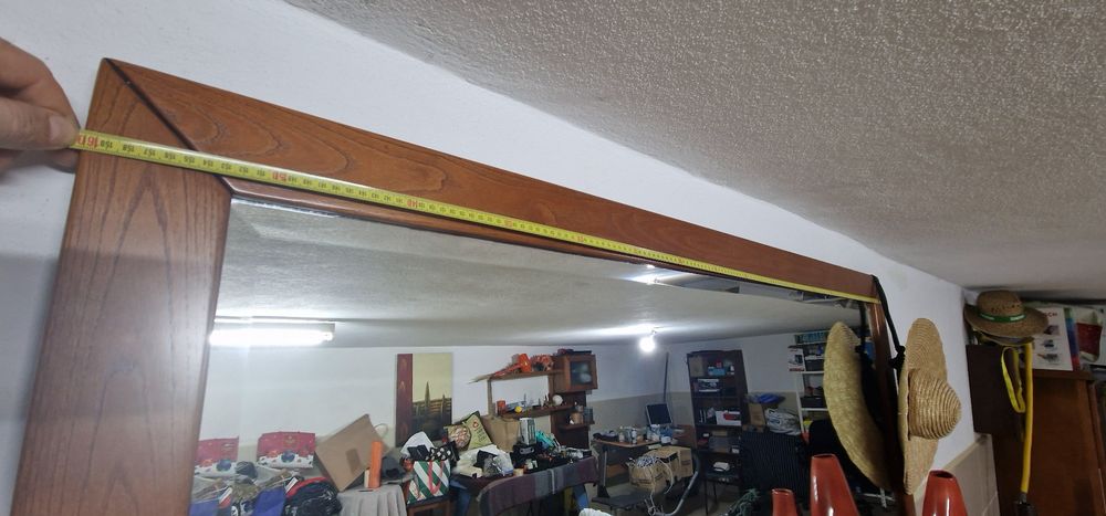 Espelho com moldura em madeira