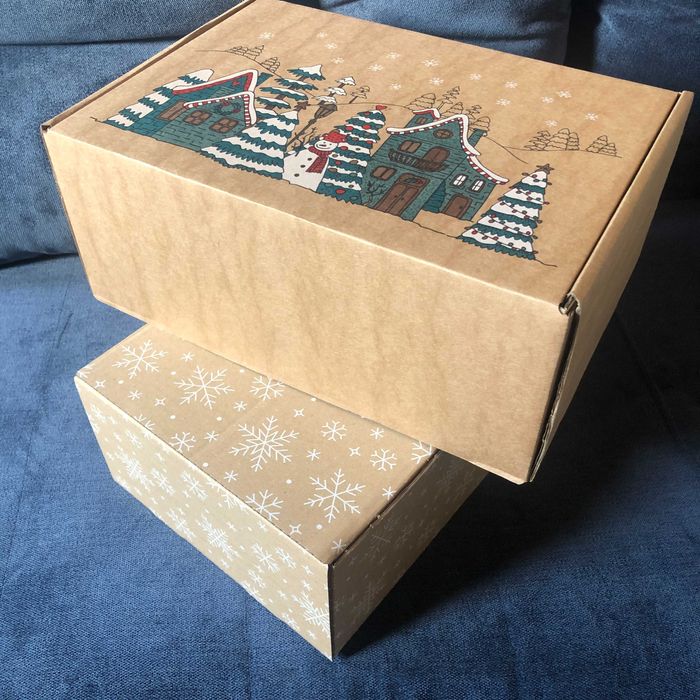 drewniana szafa dla lalek z wieszaczkami