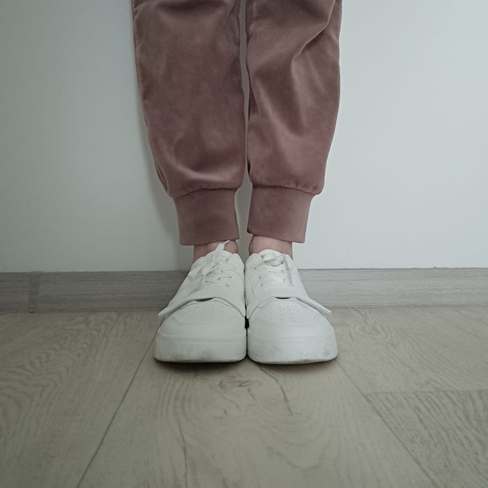 Кросівки білі жіночі