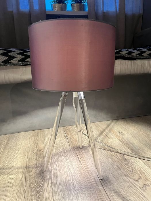 Lampka glamour nocna trójnóg elegancka stołowa