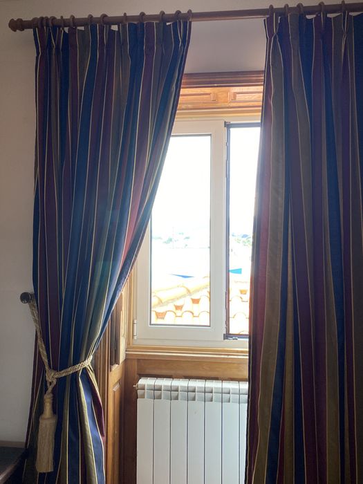 2 cortinados + colcha casal + varão madeira + 2acessorios prender