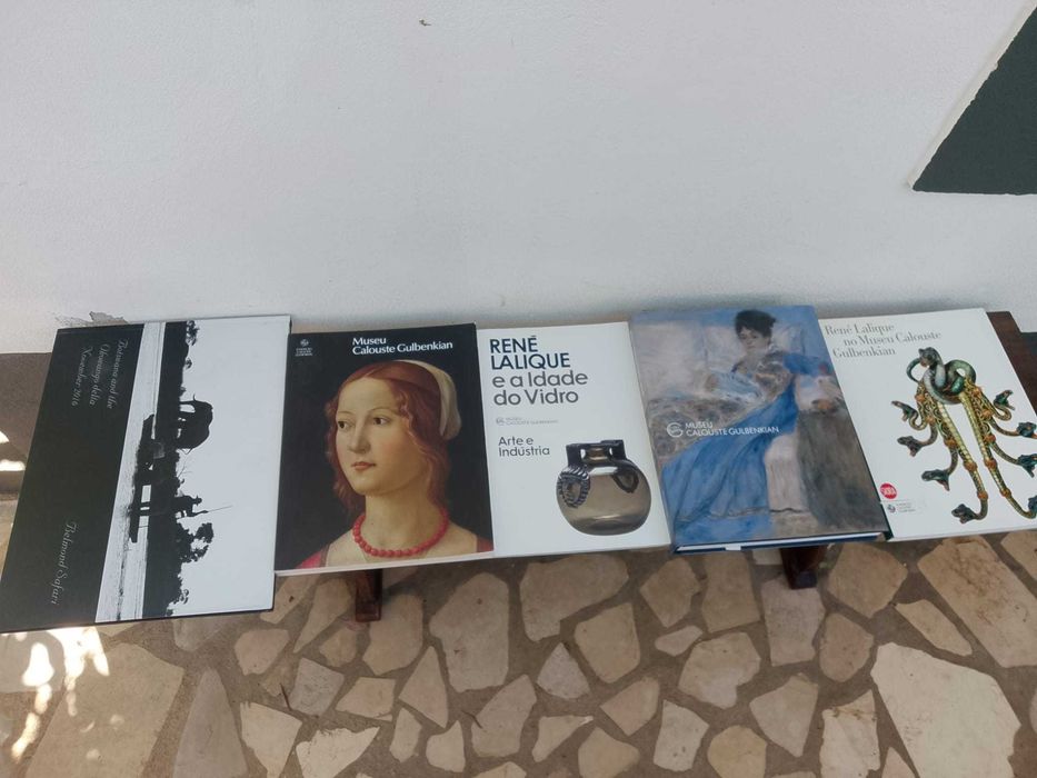 4 livros Calouste Gulbenkian e 1 Botswana