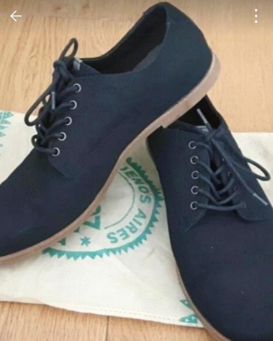 Sapato azul e sapato bege