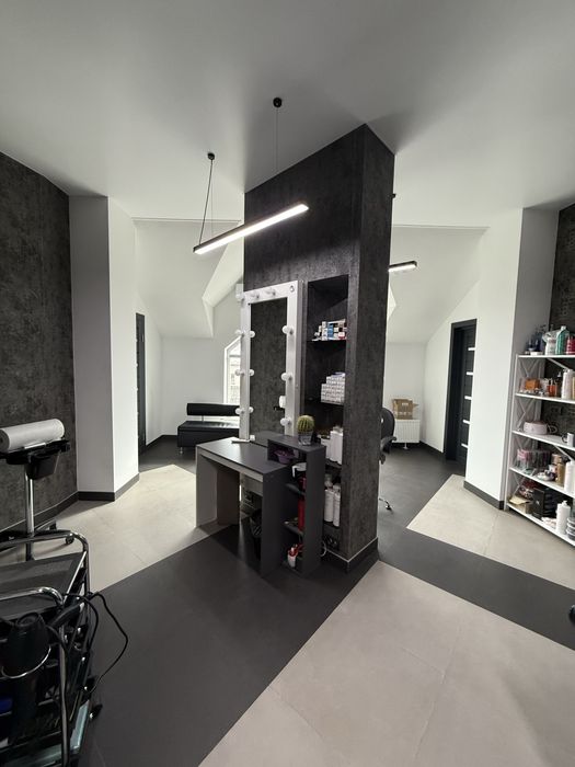 Продаж салону краси у Мостиськах