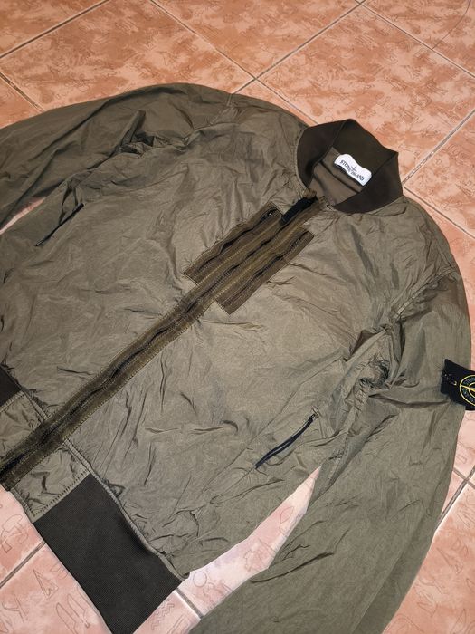 Куртка Stone island оригинал новое состояние нейлоновая очень круто смотриться на теле розмiр м дивіться заміри в описі