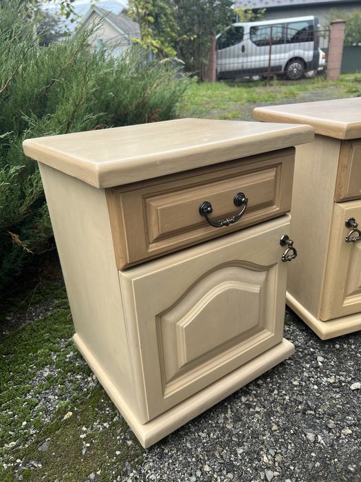 Дубові тумбочки