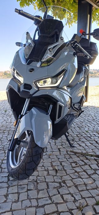 Sym ADX 125 com topcase incluído e garantia até 12/2029.