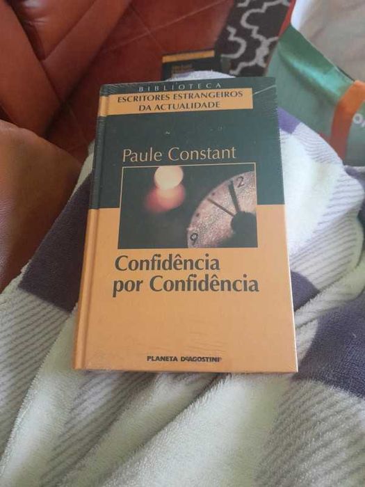 Livro Confidência por Confidência de Paule Constant