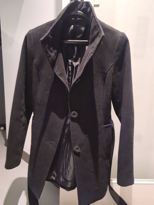 Casaco elegante, muito quente, com botões e cinto