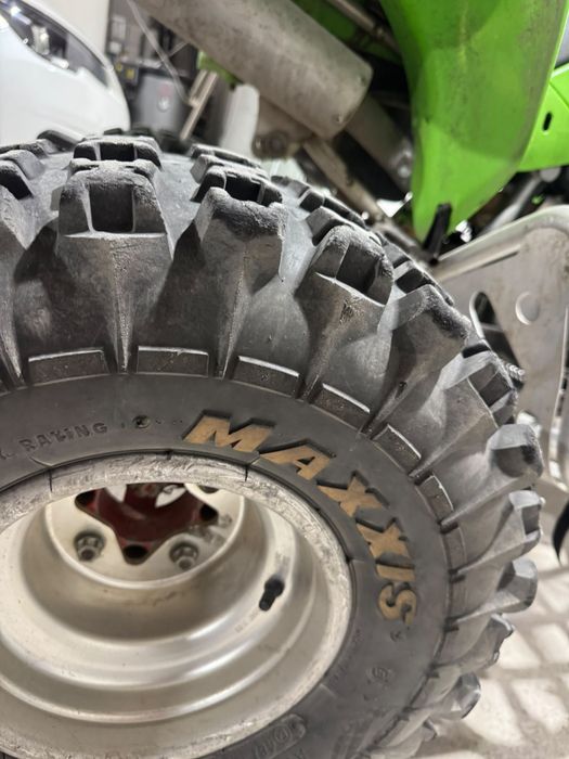 Moto 4 KFX 400 com muitos extras
