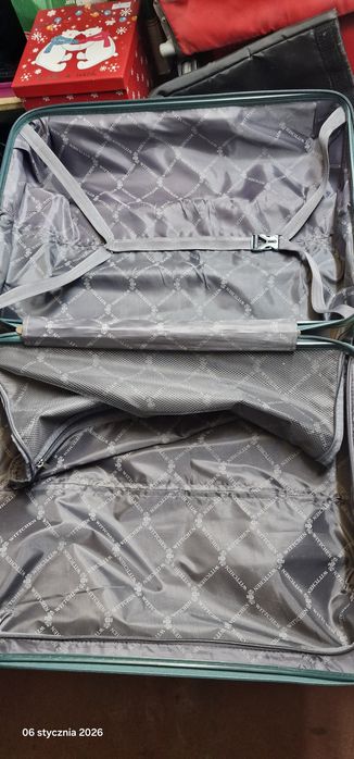 Walizka jak nowa, mały defekt