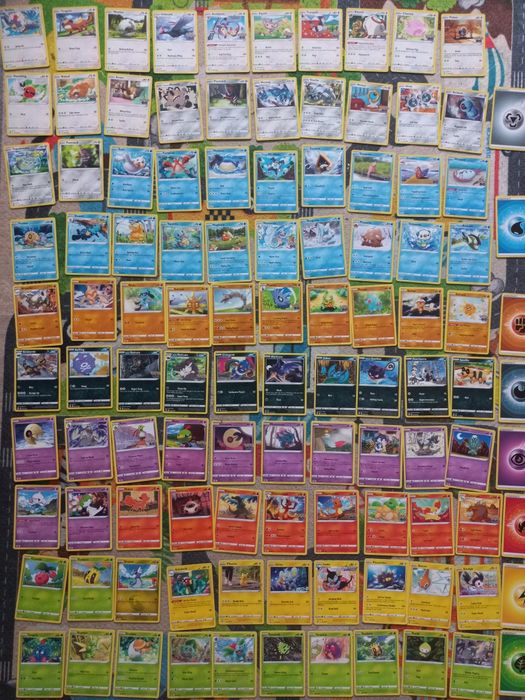 Zestaw 100 różnych oryginalnych kart pokemon.
