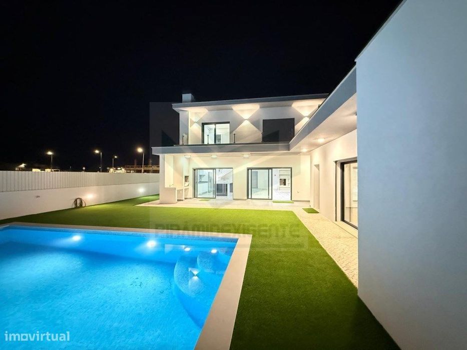 Moradia NOVA! AZEITÃO! -Openspace 71m2- 4 Suítes +1, Piscina