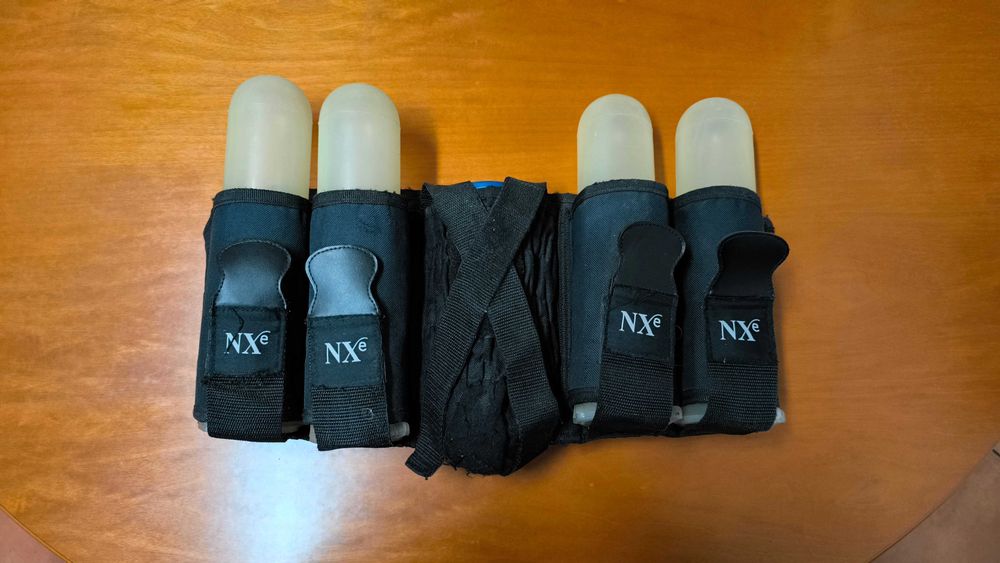 Equipamento de paintball (máscara, roupa variada e porta potes)