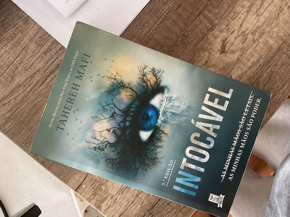 Intocavel de Tahereh mafi