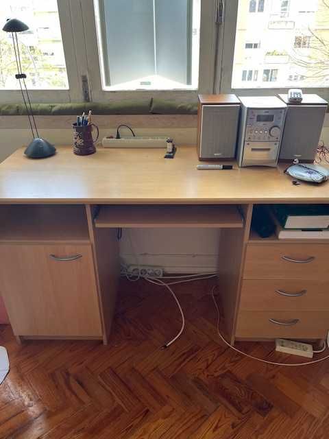 Secretária em bom estado