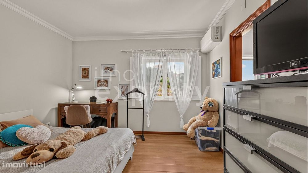 Moradia com 3 suites e piscina coberta a 10 min das praias da Ericeira