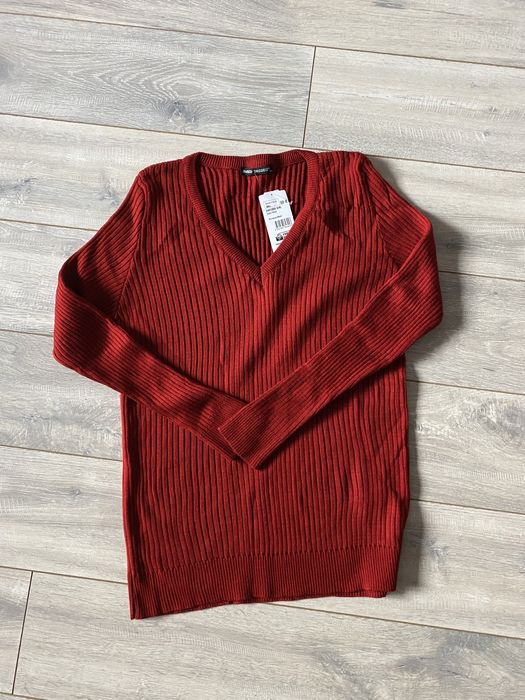 Czerwony sweterek z dekoltem w serek