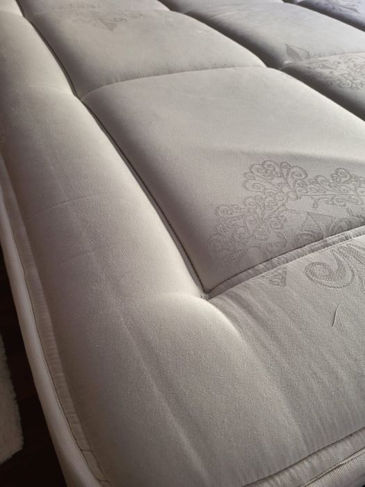 Cama com arrumação e excelente estado de conservação.