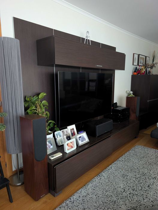Conjunto de móveis em madeira escura para TV