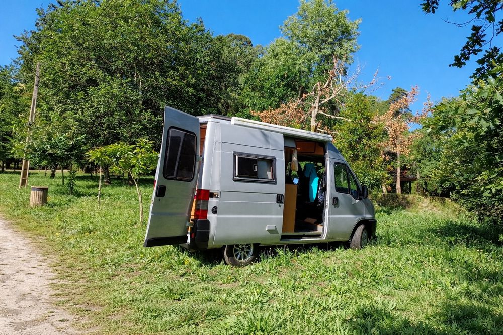 Autocaravana Excelente Oportunidade
- 2 paineis solares novos de 130w