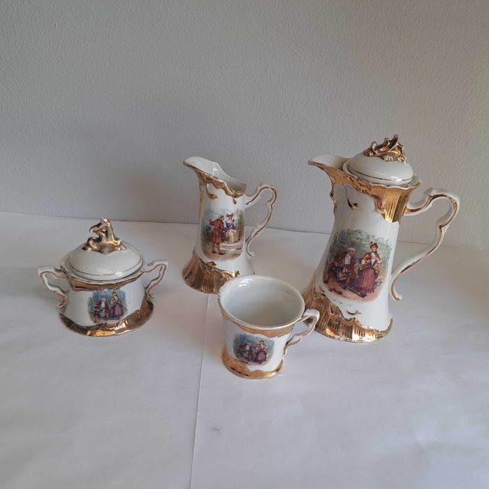 Porcelana zdobiona złotem z barokowym motywem
