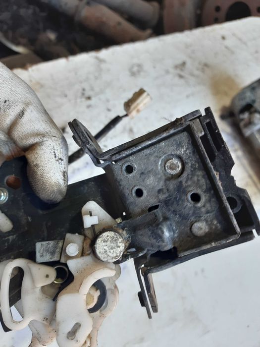 Замок механізм для кришки ляди багажника Мазда 3 БК хетчбек