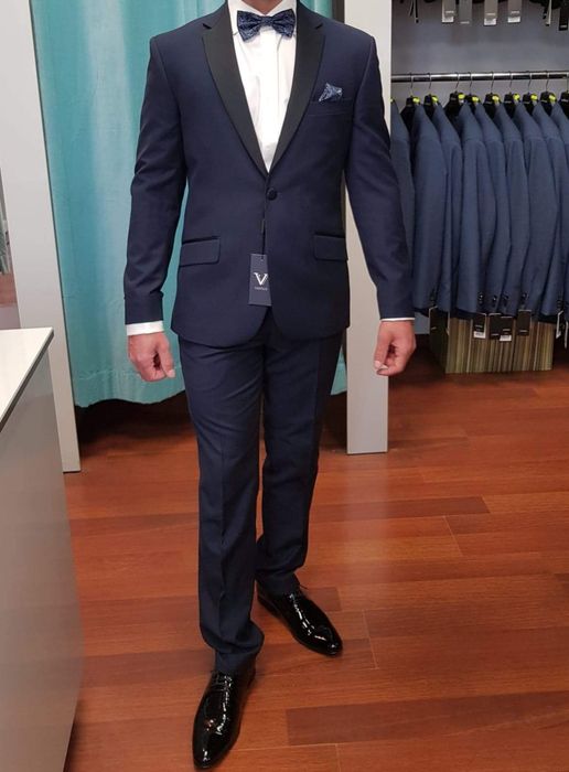 Męski garnitur granatowy