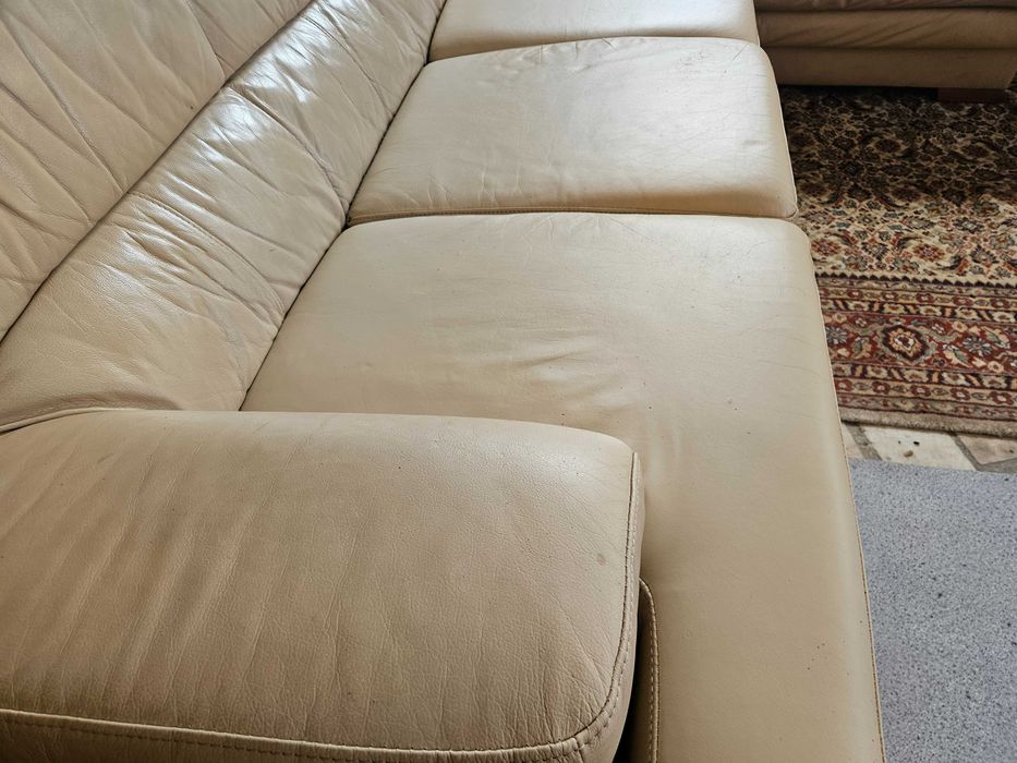 Sofá cama, de canto em pele - Com algum desgaste