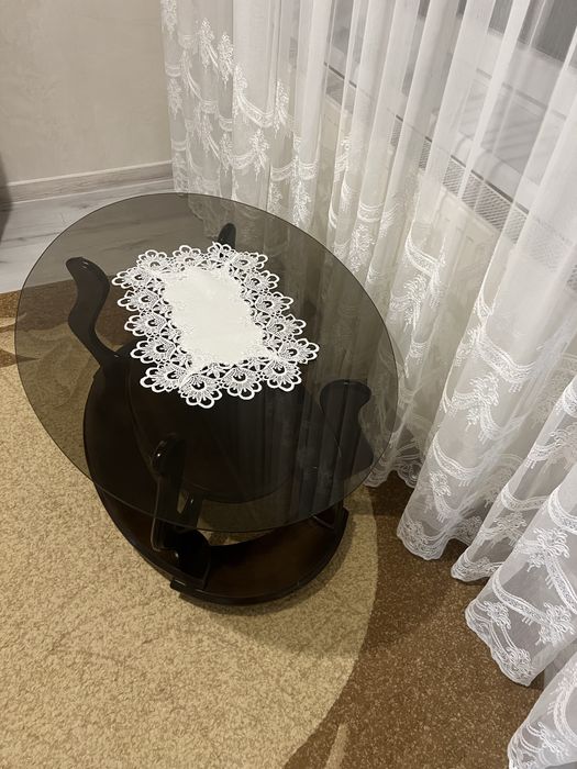 Круглий скляний столик