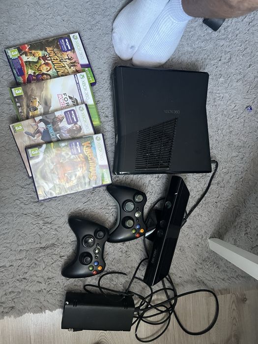 Xbox 360 slim trzy pady kinect i cztery gry. Cena do negocjacji