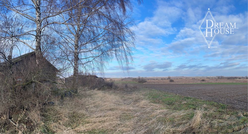 Продаж будинку і земельних ділянок