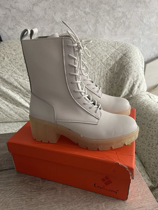 Продам ботинки білі 39(25 ,5)