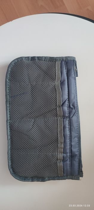 Szara kosmetyczka lub organizer do torebki