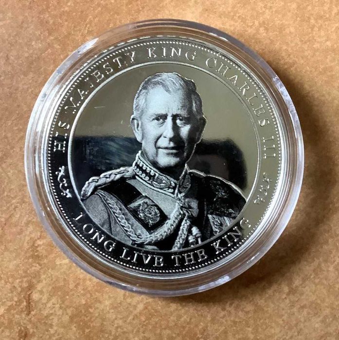 монети Карла III, королеви Єлизавети II та медаль ветеран Вьетнаму