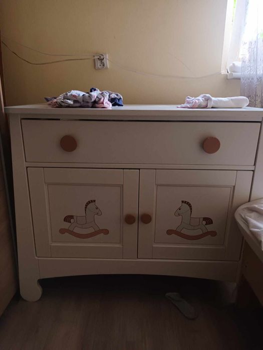 Pinio parole komoda z nadrukiem koniki