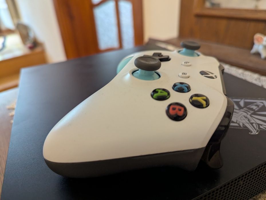 Xbox one x z padem