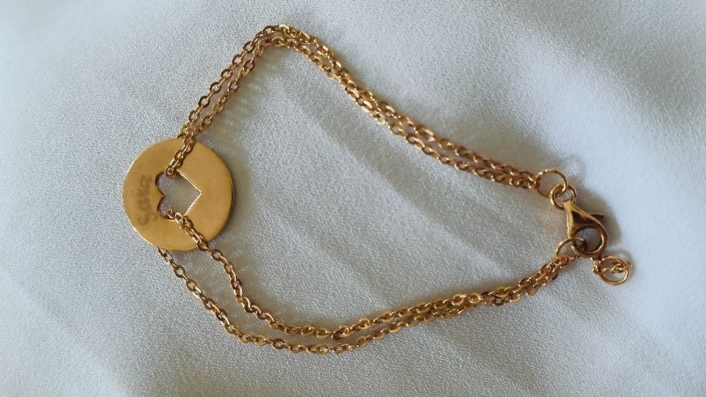 Pulseira em prata dourada com nome Sara